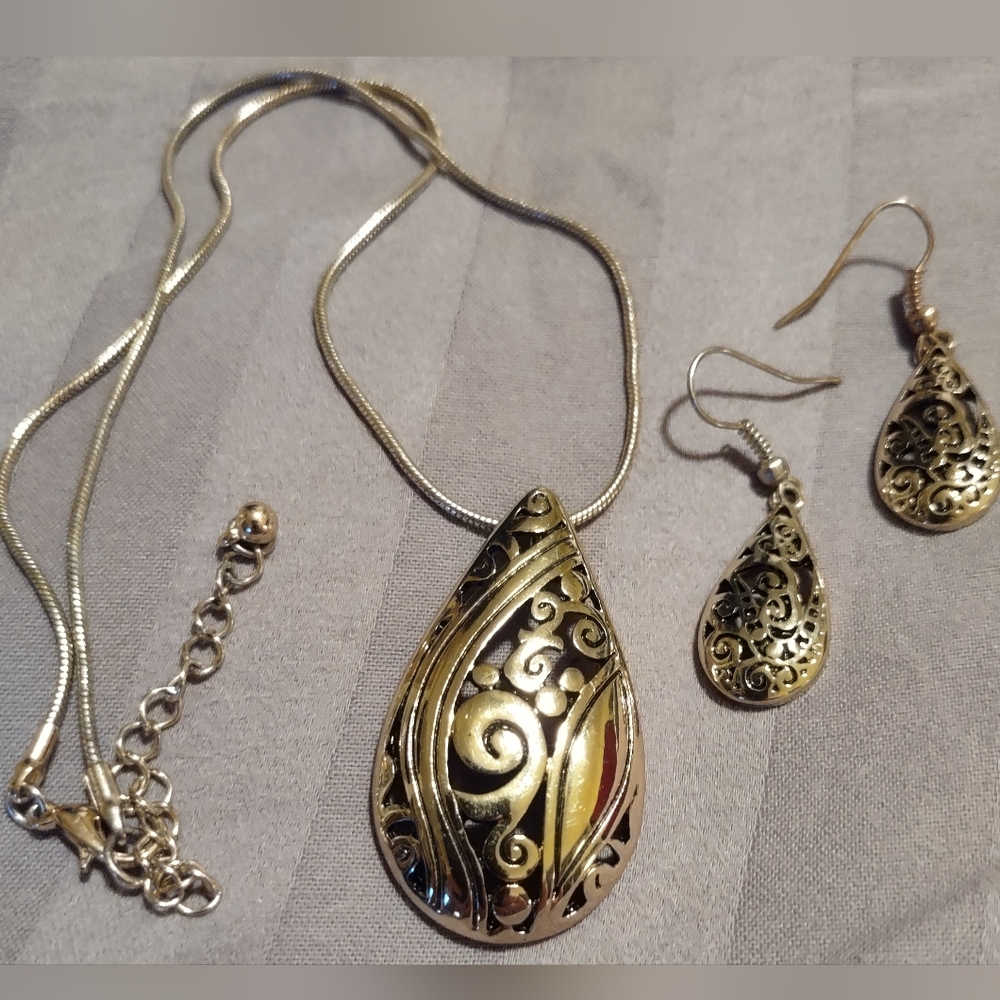 Gold accent necklace w/pendant & earrings NWOT